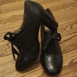 FLASH SALE Adrienne Vittadini Gose Laceup Pumps